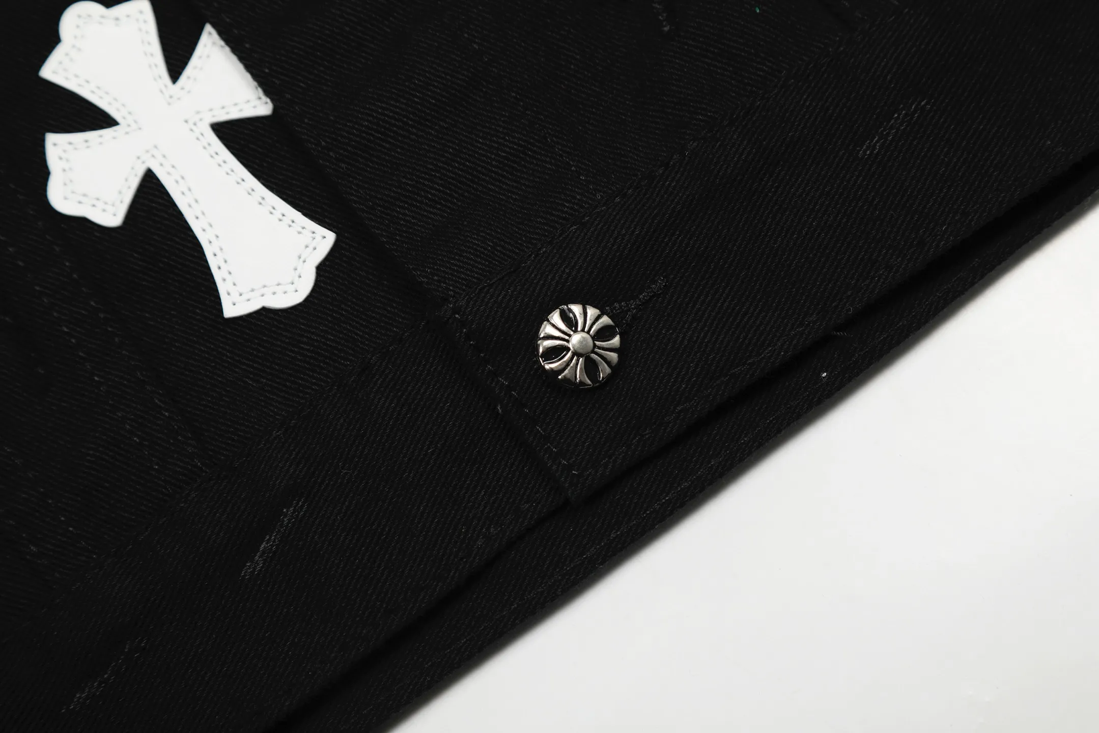 P260 💰 Chrome Hearts Chrome Hearts Cross-Patch Leather Embroidered Shirt Denim Jacket OS version can be worn by both men and women! The fabric is made of twill gauze cotton fabric! The texture is clear and smooth, not easy to wrinkle or fade! The embroidery process is complex and repetitive. There are more than 20 leather labels. It takes 6 repeated embroidery steps to complete the back body. The requirements for the embroidery machine are very strict, and the distance is 45 cm! It won’t work if the spacing is too big, and it won’t work if it’s too small! We make clothes with care, and every detail must be restored one to one! The hardware is all carved and cast, and they are all genuine from the original factory! This piece of clothing consumes a lot of material, with more than 3 meters of material used for one piece of clothing! After the garment is made, it needs to be fixed at high temperature, washed at a water temperature of more than 70 degrees, and softened by adding softener to make the upper body softer and smoother! There is a flap on the sleeve that can be stored into short sleeves! Make it fit that understanding Color: Black White Size: S-M-L-XL